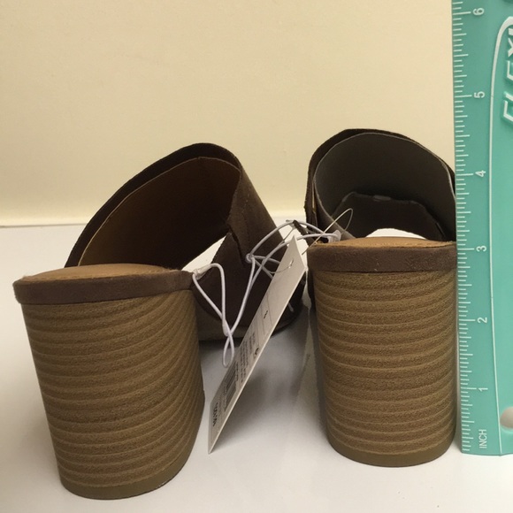8 Universal Thread Norelle brown faux suede sandal - Picture 5 of 8